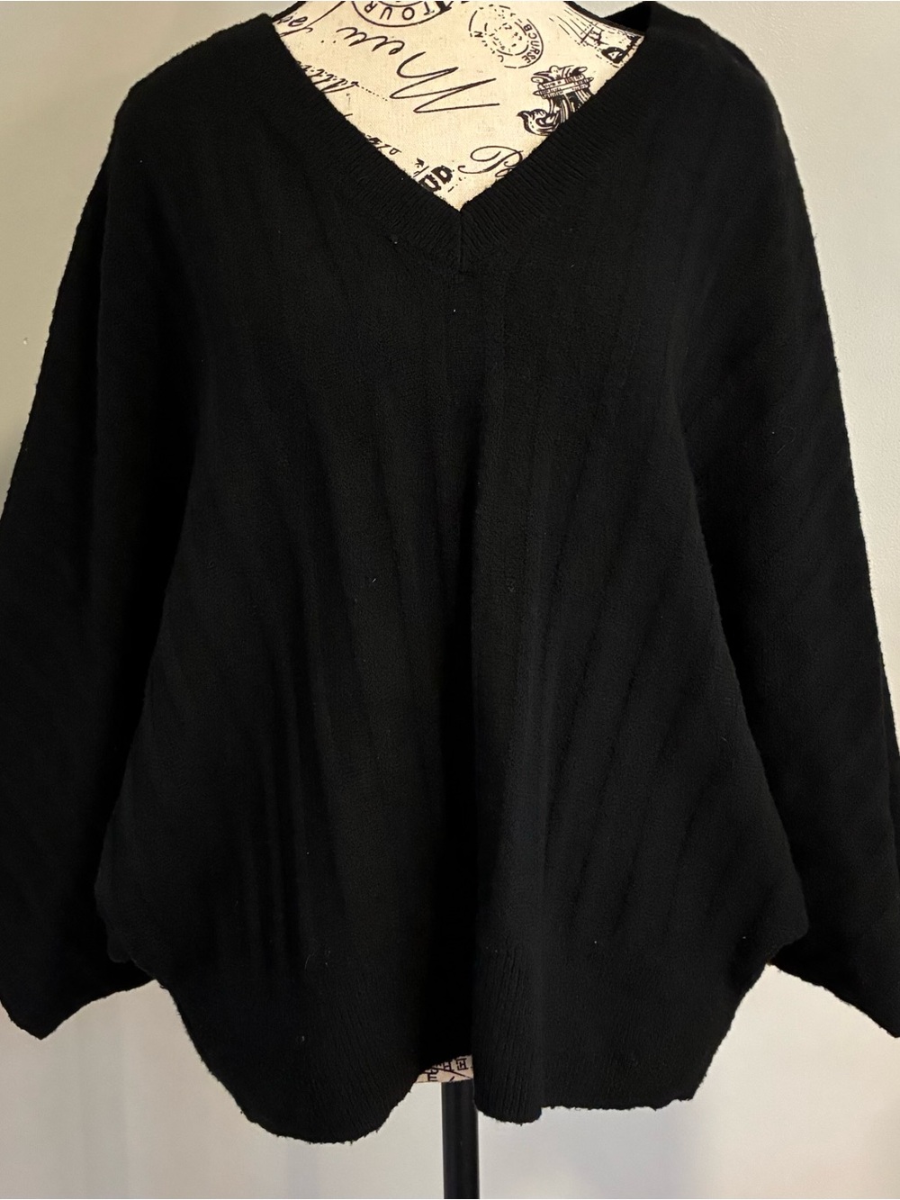 Simply Vera Wang, black ribbed V-neck sweater. Size XXL Cashmere blend. Chic